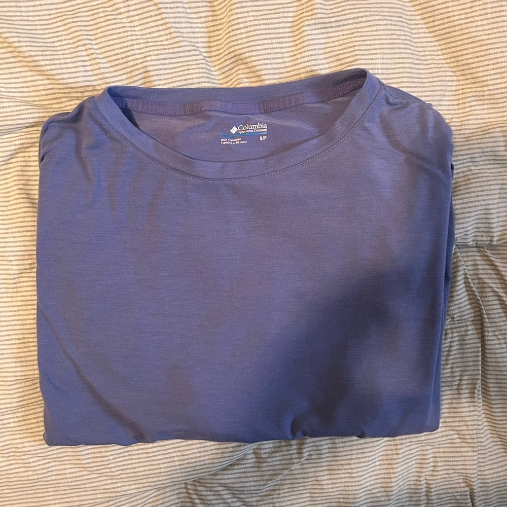 Columbia women’s  Short Sleeve Tee in Deep Blue